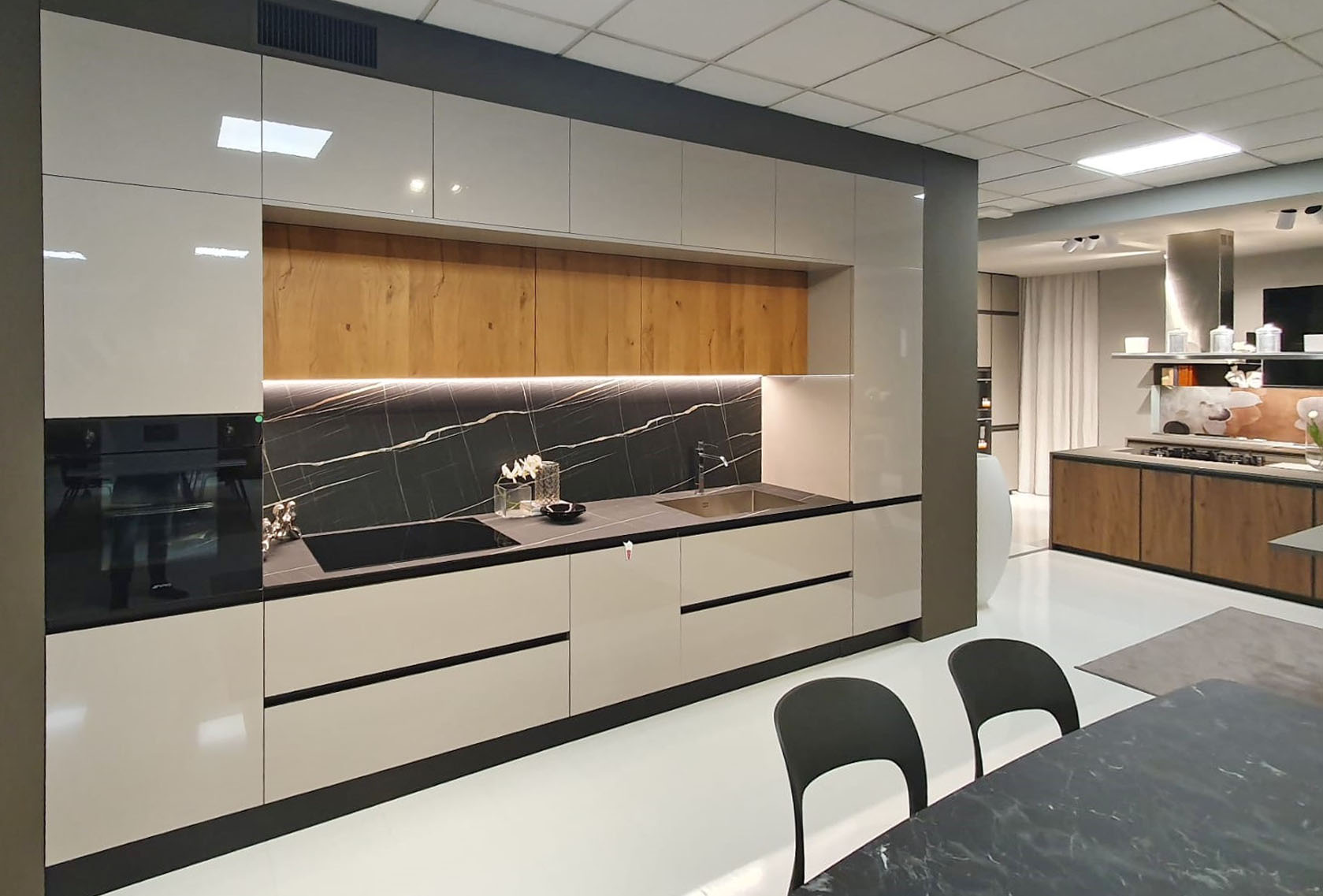 Cucina design a portale cappuccino e nero