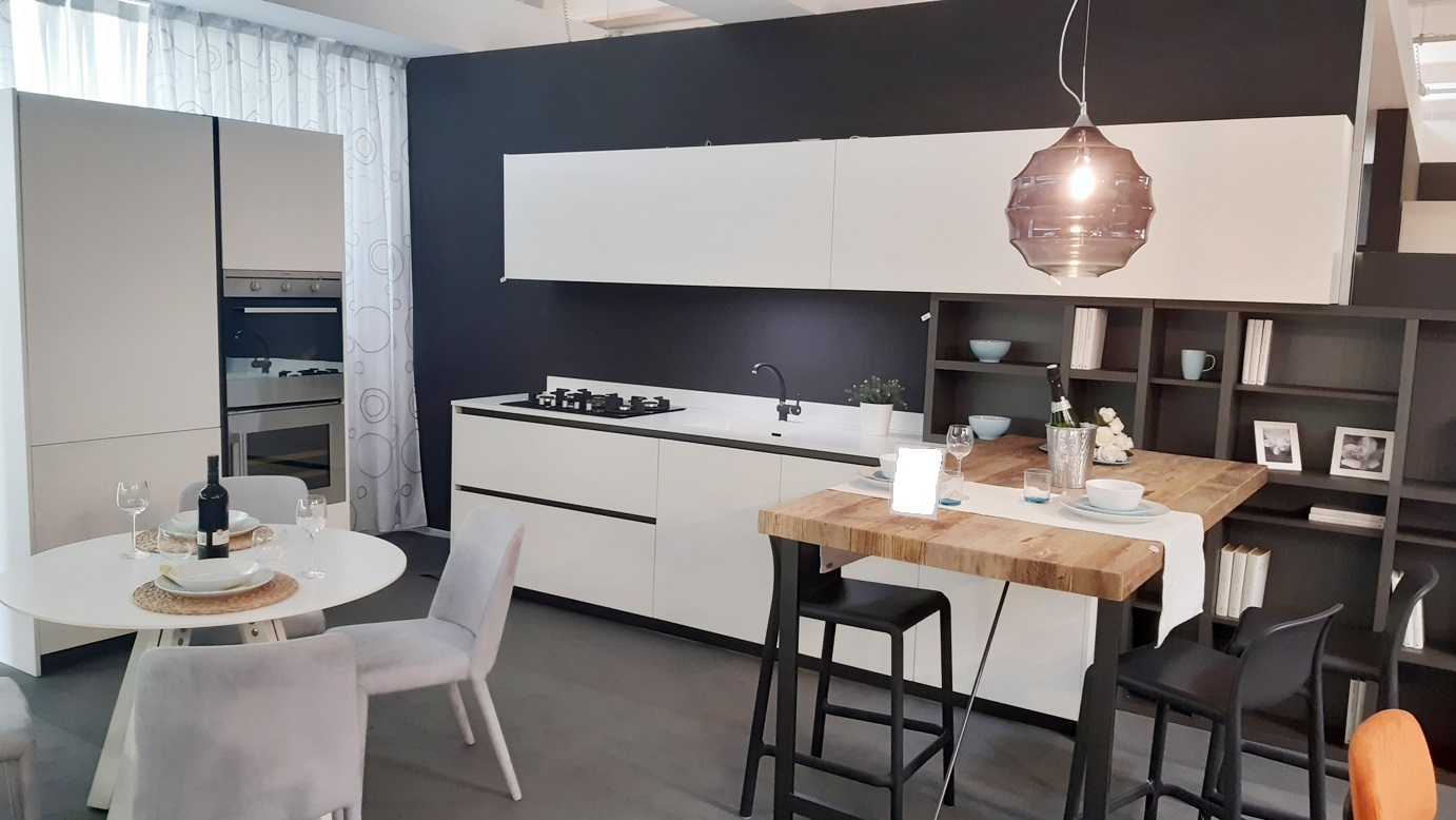 Cucina moderna in Fenix con penisola e cantinetta