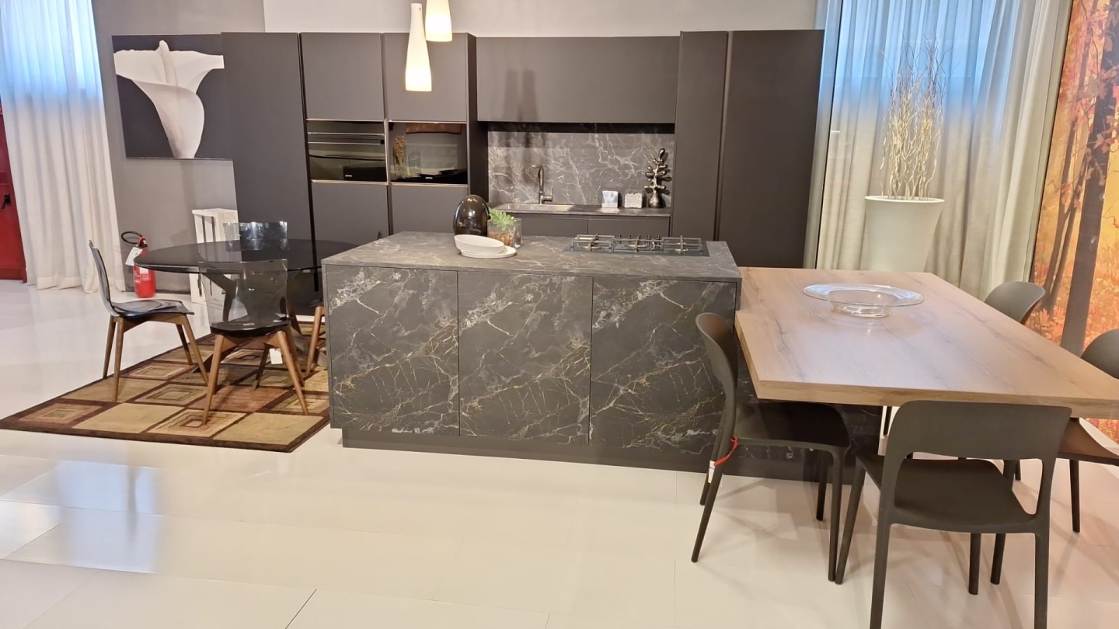 Cucina Fenix total black con isola nero venato
