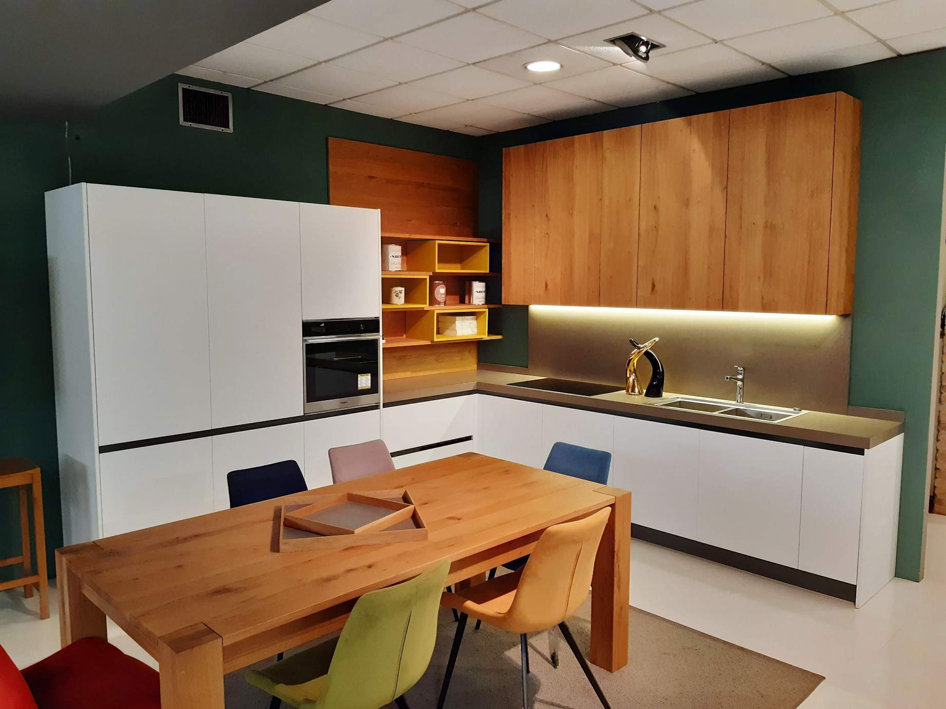 Cucina angolare artigianale su misura in legno e mat.bianco