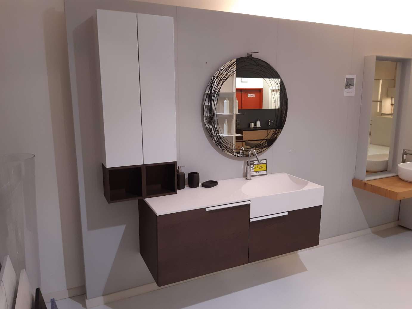 Bagno sospeso con top in corian