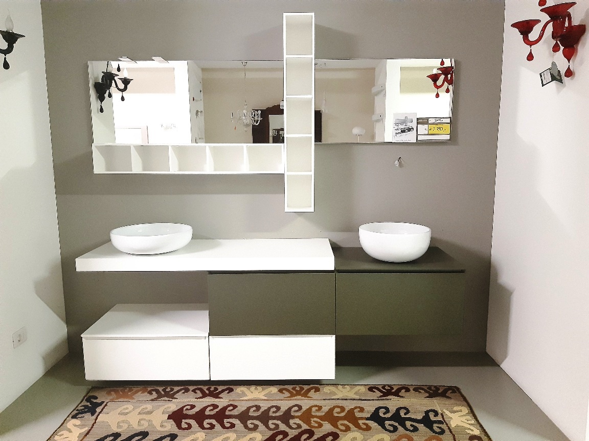 Bagno con doppio lavabo sopra top, sospeso e laccato