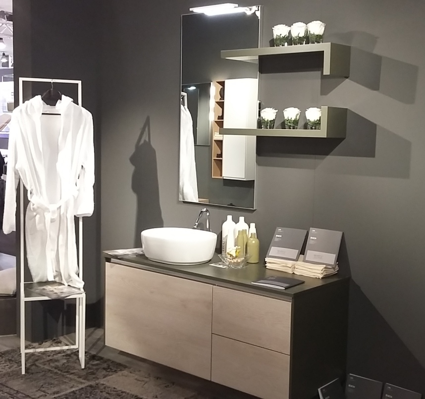 Bagno sospeso color rovere avorio e verde bosco