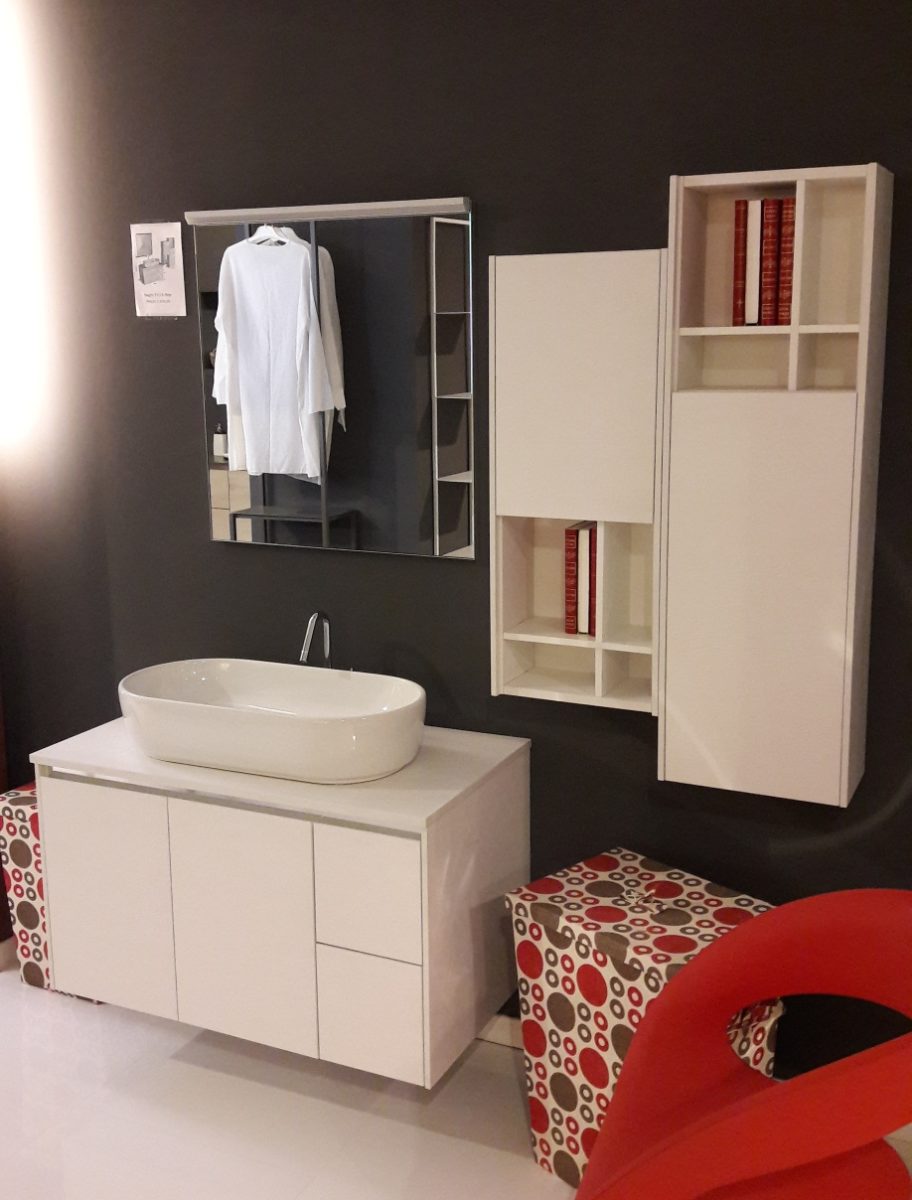 Bagno sospeso in legno bianco