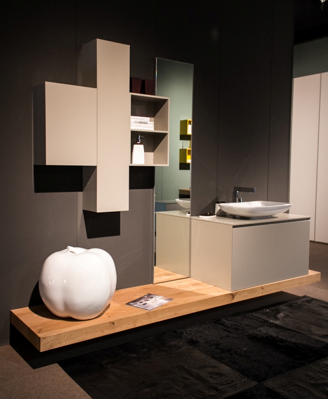Bagno sospeso laccato grigio con panchetta in rovere