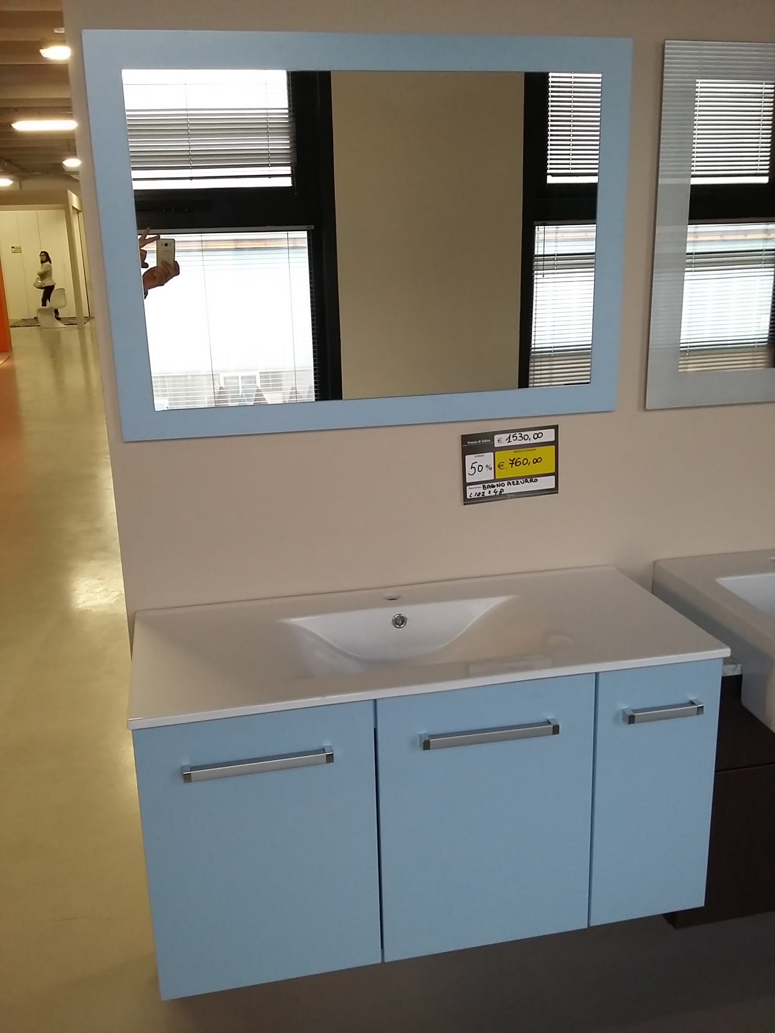 Bagno sospeso Easy azzurro con specchiera