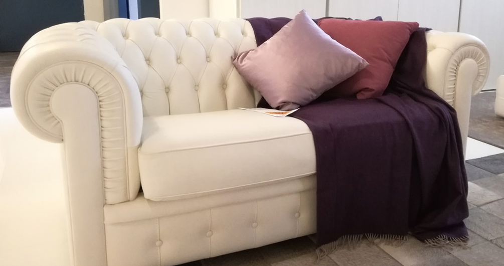 Divano in pelle capitonné tipo Chesterfield
