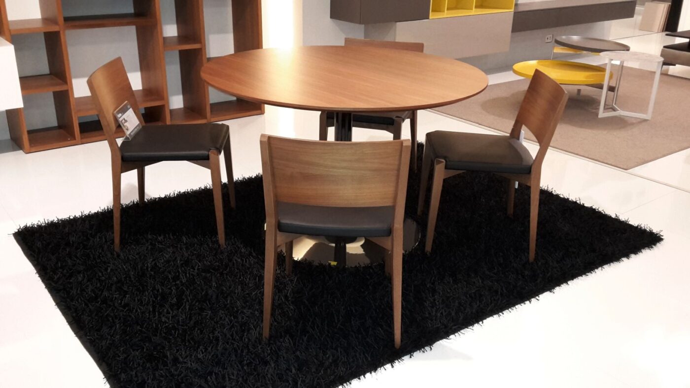 Tavolo Calligaris Planet diametro 120 noce fusto nero + 4 sedie