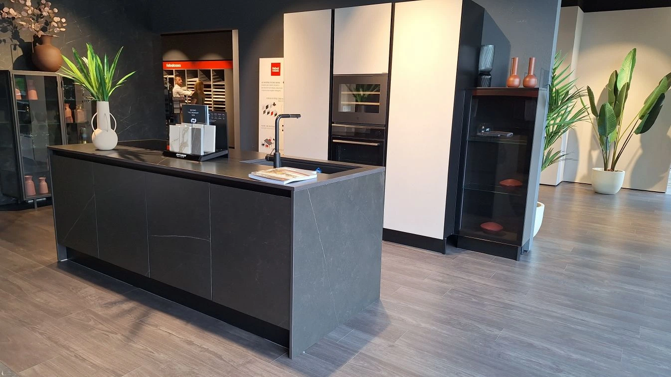 Cucina ORIGINA con isola – OFFERTA SVUOTA TUTTO