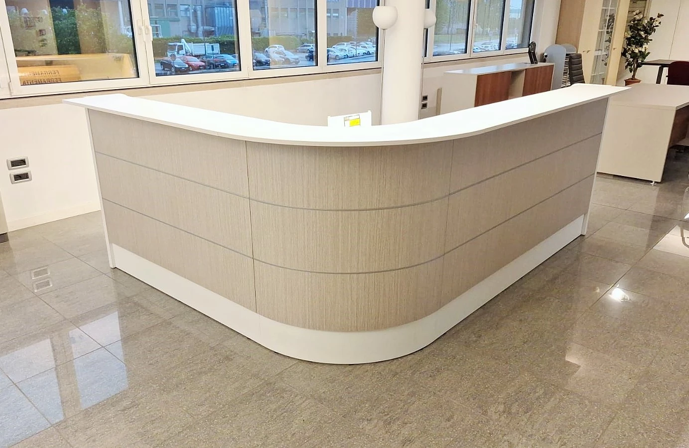 Reception Moderna Bianco & Rovere Grigio – Eleganza e Accoglienza